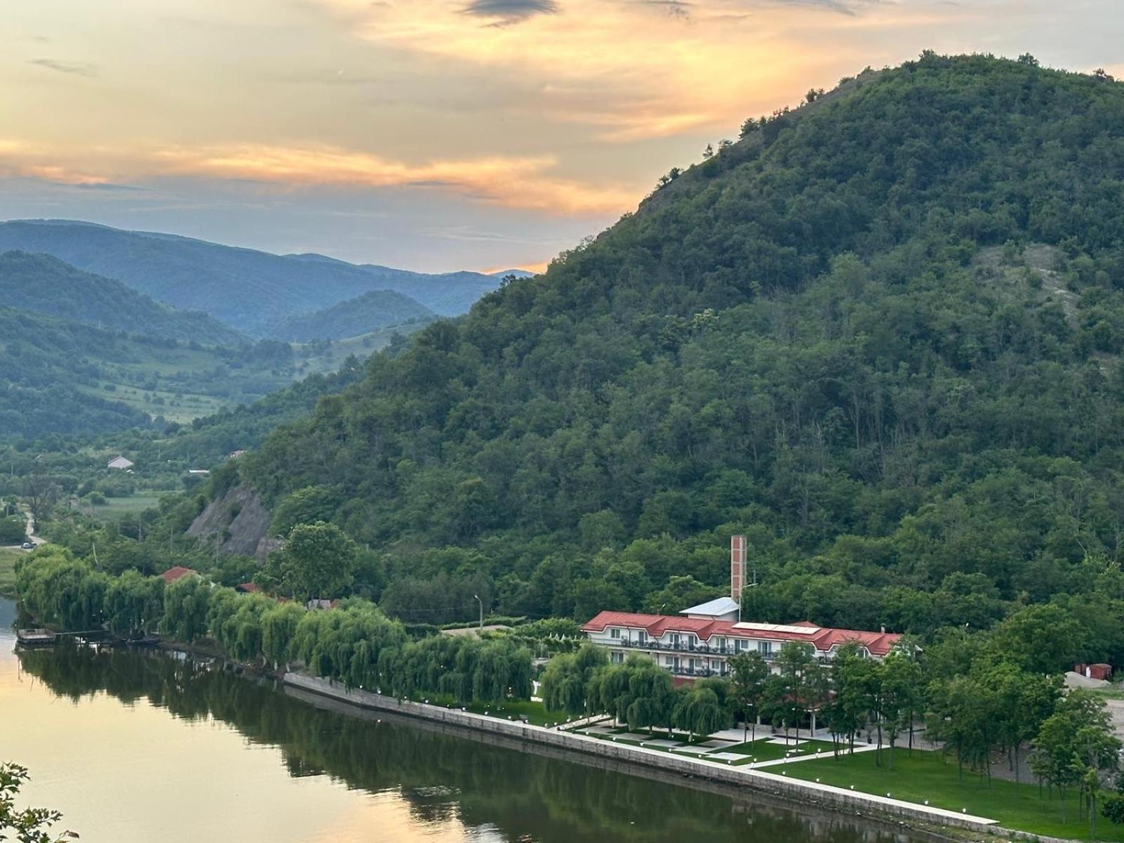 Vega Resort Restaurant & Lodge Orsova Kültér fotó